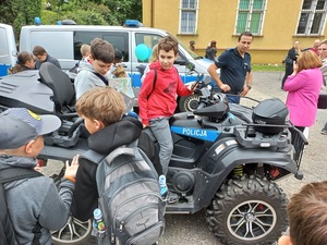 Dzieci i policjanci podczas festynu w Ząbkowicach Śląskich