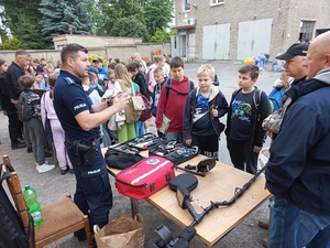 Dzieci i policjanci podczas festynu w Ząbkowicach Śląskich