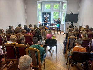 Dzieci i policjanci podczas festynu w Ząbkowicach Śląskich