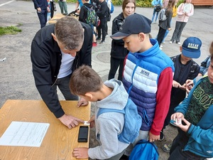 Dzieci i policjanci podczas festynu w Ząbkowicach Śląskich