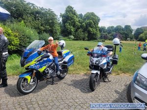 Dzieci siedzą na policyjnych motocyklach