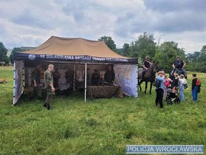 Na zdjęciu widać osoby stojące obok namiotu Wojsk Obrony Terytorialnej