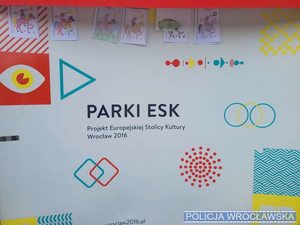 Na zdjęciu widać tablicę, na której widnieje napis Parki ESK, Projekt Europejskiej Stolicy Kultury, Wrocław 2016