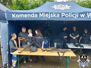 Policjanci podczas rozmowy z uczestnikami pikniku militarnego