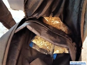 marihuana w foliowych woreczkach umieszczonych w plecaku
