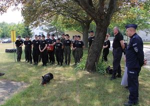 Policjanci prezentują uczniom klas mundurowych psa policyjnego.