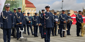 Orkiestra Komendy Wojewódzkiej Policji we Wrocławiu podczas występu na pl. Wolności we Wrocławiu