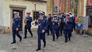 Członkowie orkiestry podczas wyjścia na Wrocławski Rynek.