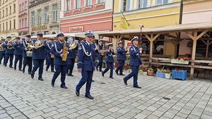 Członkowie orkiestry podczas defilady na Wrocławskim Rynku.