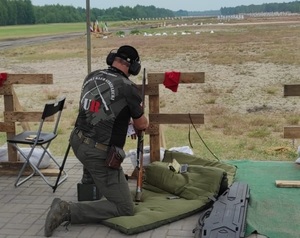 Mężczyzna szykujący się do strzału z broni podczas konkurencji.