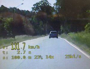 Zdjęcie z wideorejestratora, widać na nim auto i jego prędkość 131 kilometrów na godzinę