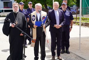 Przemawia ksiądz kanonik Stanisław Stelmaszek – kapelan dolnośląskiej Policji w obecności księdza Marka Twardzika – Ewangelickiego Duszpasterza Policji oraz księdza protojereja Grzegorza Cebulskiego.