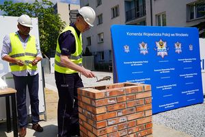 Komendant Wojewódzki Policji we Wrocławiu nadinspektor Dariusz Wesołowski w towarzystwie przedstawiciela firmy budowlanej podczas wmurowania tuby - kapsuły czasu.