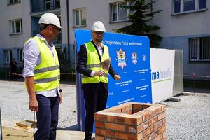 Wiceprezydent Wrocławia Pan Jakub Mazur w towarzystwie przedstawiciela firmy budowlanej podczas wmurowania tuby - kapsuły czasu.