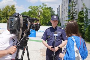 Komendant Wojewódzki Policji we Wrocławiu nadinspektor Dariusz Wesołowski udziela wywiadu dziennikarce TVP.