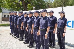 Policjanci stoją w dwuszeregu.