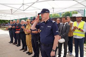 Komendant Wojewódzki Policji we Wrocławiu nadinspektor Dariusz Wesołowski oddaje honory.