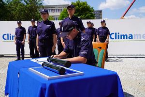 p.o. Naczelnika Zarządu we Wrocławiu Centralnego Biura Zwalczania Cyberprzestępczości podinsp. Maciej Bojczuk podpisuje akt erekcyjny.