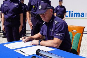 I Zastępca Komendanta Wojewódzkiego Policji inspektor Robert Frąckowiak podpisuje akt erekcyjny.
