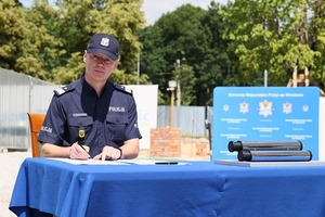 Komendant Wojewódzki Policji we Wrocławiu nadinspektor Dariusz Wesołowski podpisuje akt erekcyjny.