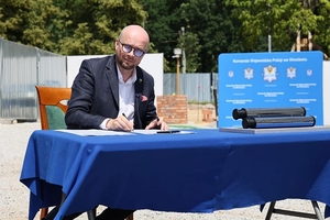 Wiceprezydent Wrocławia Pan Jakub Mazur w trakcie podpisania aktu erekcyjnego.