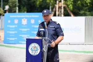 Na mównicy przemawia Pierwszy Zastępca Komendanta Głównego Policji nadinsp. Dariusz Augustyniak.