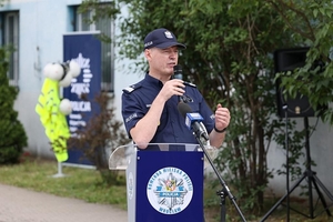 Na mównicy przemawia Komendant Wojewódzki Policji we Wrocławiu nadinspektor Dariusz Wesołowski.