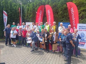 Na zdjęciu uczestnicy III Mistrzostw dla Seniorów o Puchar Komendanta Miejskiego Policji we Wrocławiu w nordic walking i biegach