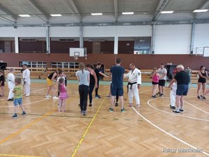 Instruktorzy wschodnich technik walki prezentują jak bronić się przed atakiem.