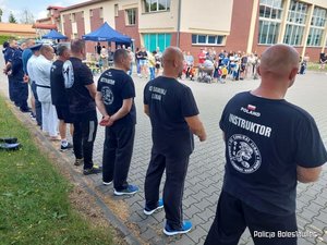 Na pierwszym planie instruktorzy w tle pozostali uczestnicy festynu.