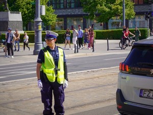 Policjantka ruchu drogowego pełniąca służbę na drodze