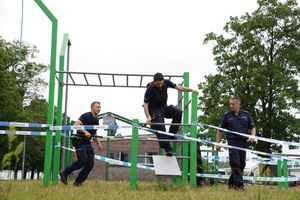 Dwaj policjanci przechodzą przez tor przeszkód.