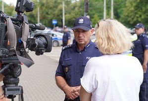 stojący przed kamerą policjant