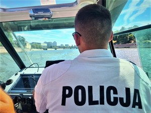 Policjant za sterami policyjnej motorówki