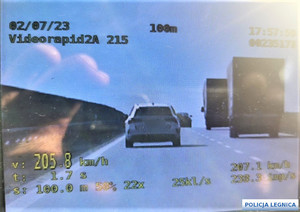 Zdjęcie z wideorejestratora przedstawiające, jak samochód osobowy przekracza prędkość. Na zdjęciu 205,8 kilometrów na godzinę.