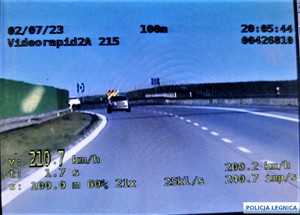 Zdjęcie z wideorejestratora przedstawiające, jak samochód osobowy przekracza prędkość. Na zdjęciu 210,7 kilometrów na godzinę.