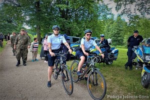 Policjantka i policjant na rowerach podczas festynu.