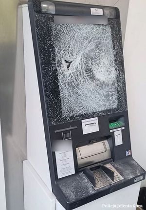 Bankomat z rozbitym ekranem.