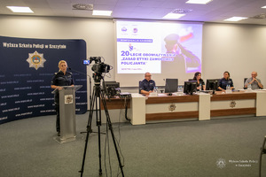 Policjanci podczas konferencji