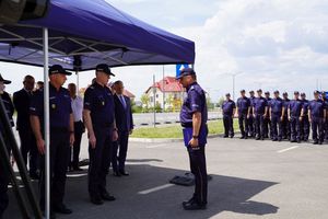 Komendant Powiatowy Policji w Polkowicach inspektor Waldemar Cichocki składa meldunek Komendantowi Wojewódzkiemu Policji we Wrocławiu nadinspektorowi Dariuszowi Wesołowskiemu.