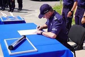 Komendant Powiatowy Policji w Polkowicach inspektor Waldemar Cichocki podpisuje akt erekcyjny.