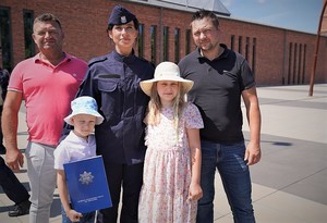 Nowa przyjęta policjantka z rodziną.