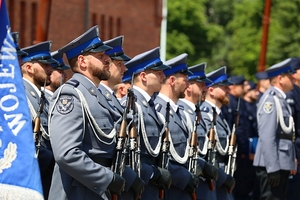 Policjanci kampanii honorowej stojący w dwuszeregu.