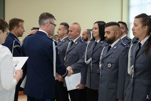 Komendant Wojewódzki Policji we Wrocławiu na uroczystości z okazji Święta Policji w Świdnicy wręcza akt mianowania na wyższy stopień służbowy.