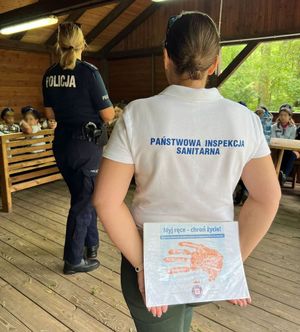 Policjantka rozmawia z harcerzami