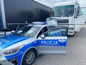 Policjanci kontrolują pojazd ciężarowy