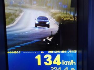widok ekrany urządzenia pomiarowego, na ekranie samochód na drodze, a poniżej napis 134 km/h