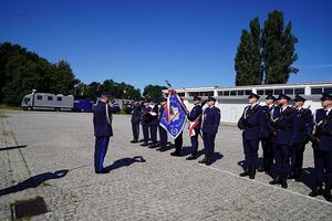 Komendant Wojewódzki Policji we Wrocławiu nadinspektor Dariusz Wesołowski oddaje honory przy sztandarze.