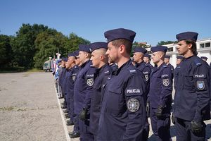 Policjanci stojący w pododdziale.