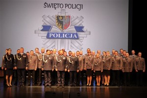 Policjanci w mundurach wyjściowych w pomieszczeniu